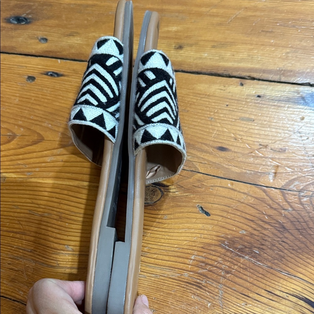 Haute Hippie Black and White Patterned Slide On Sandals Size 9 - Picture 9 of 10